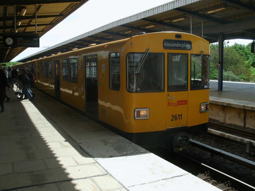 Zum Berliner Alexanderplatz fuhr,am 12.Mai 2012,der U-Bahntriebwagen 2611 der zuvor in Berlin Wuhletal hielt.