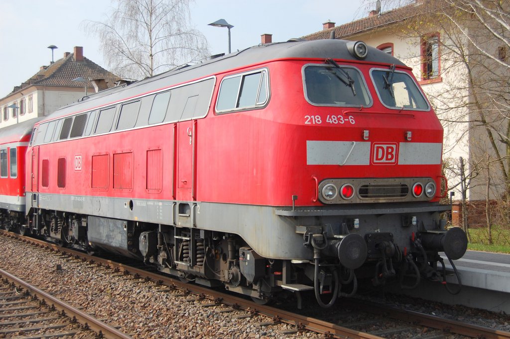 Zum ersten Mal traf ich am Morgen des 10.4.2010 auf die Karlsruher 218 483-6. Hier konnte ich sie im Bahnhof von Winden (Pfalz) mit einem RE nach Karlsruhe aufnehmen.