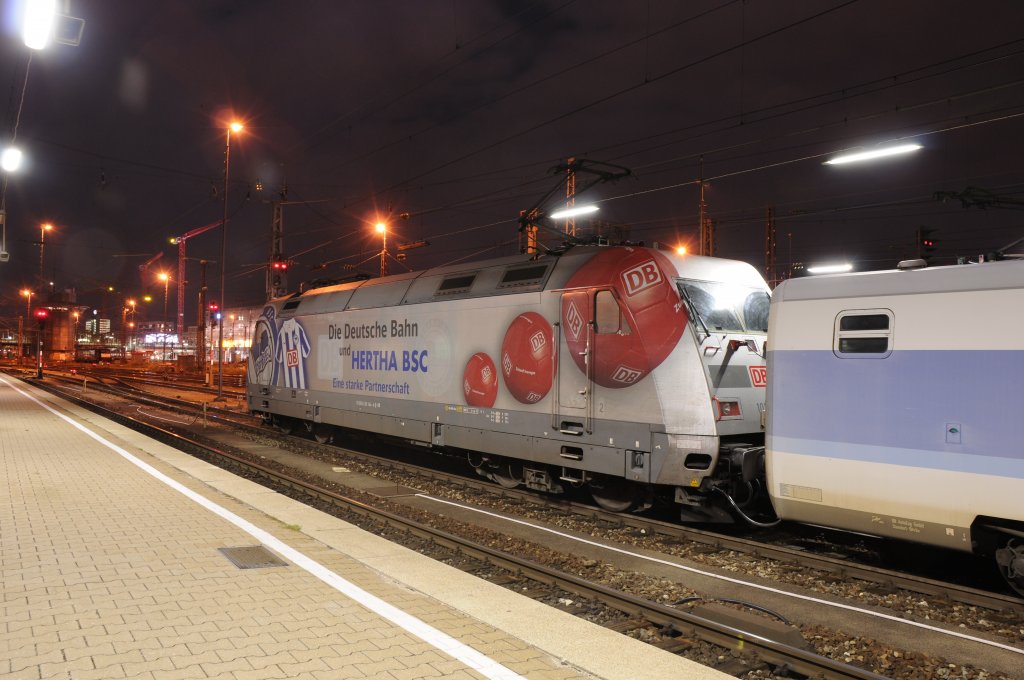 Zum ersten und vorerst letzten Mal war 101 144 am 02.10.09 zu Gast in Mnchen Hbf, hier am Nachtzug zurck nach Berlin
