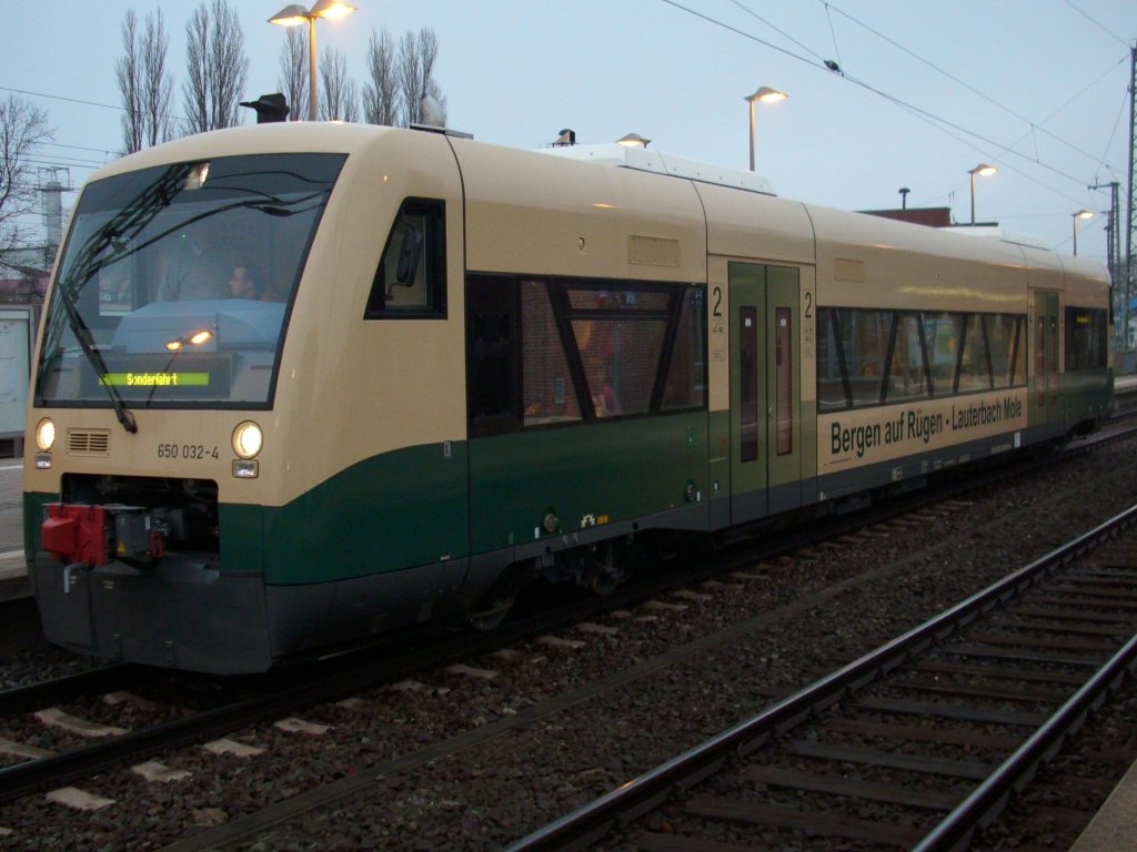 Zum Fahrplanwechsel ist er dann jeden Tag in Bergen/R�gen zusehen.Am Morgen vom 05.Dezember 2009 ging der PRESS-Triebwagen VT650 032 auf Sonderfahrt.