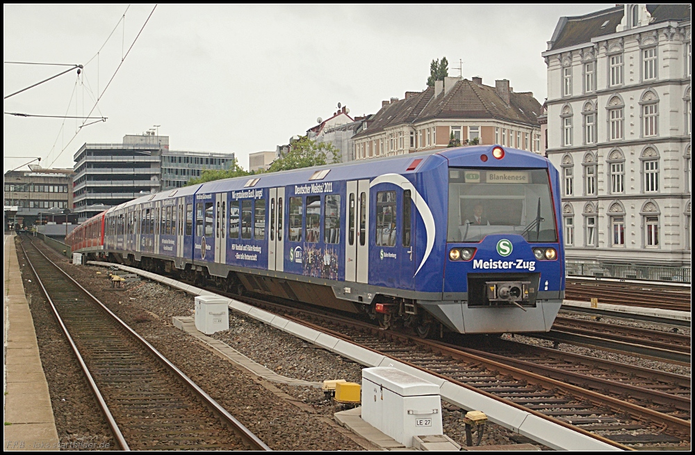 Zum Gewinn der Handball-Meisterschaft 2011 durch den HSV wurde 474 051-0 entsprechend lackiert. Beim Bahnbilder-Treffen konnte der Zug in Hamburg-Altona am 27.08.2011 auf der S1 nach Blankenese fotografiert werden.