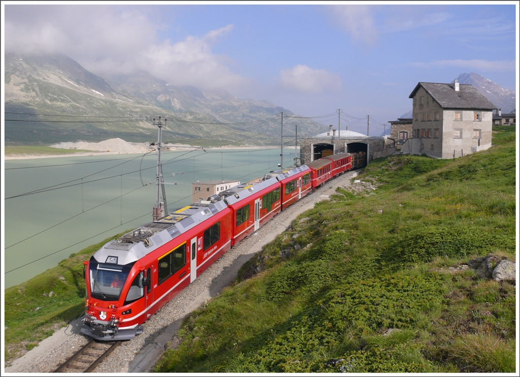 Zum Glck ist der Fahrplan am Morgen frh noch nicht so gedrngt, sodass genug Zeit bleibt auszusteigen und auch noch eine Fotostelle zu suchen. R1613 beim Verlassen der Station Ospizio Bernina 2253m ./M. (14.07.2010)