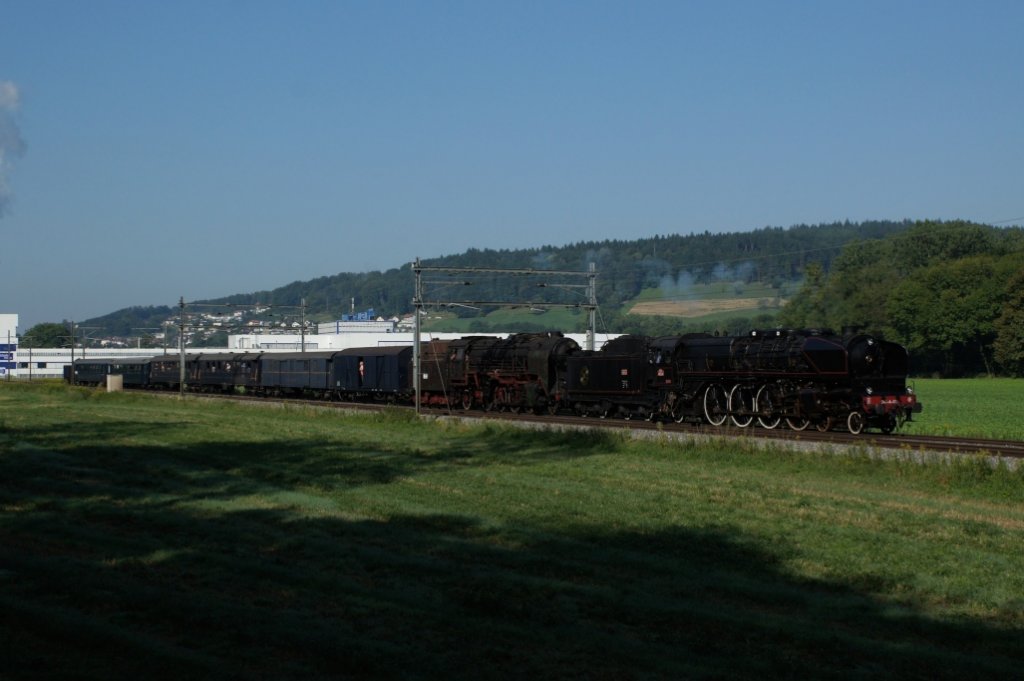 Zum Glck stehe ich bei historischen Fahrten immer frhzeitig an der Fotostelle, denn sonst htte ich diesen Zug wie einige Fotokollegen, welche erst spter kamen, verpasst: 241.A.65 berfhrt am 19.8.12 die grsste jemals in der Schweiz gebaute Dampflok, die 01.22, von Biel nach Full in ihre neue Heimat. Das Bild wurde bei Schnenwerd aufgenommen.