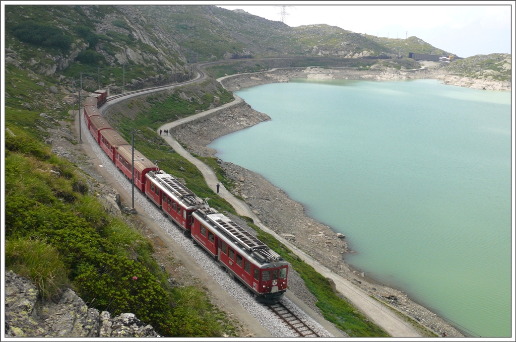 Zum Glck verkehren noch nicht alle Zge mit den neuen Allegra Triebwagen sondern auch die ABe 4/4 II 44 und 46 kommen hier bei R1636 noch zum Einsatz. (14.07.2010)