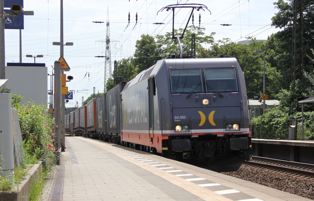 Zum Hecotrrail Treffen in Recklinghausen Sd kam dann noch 421.003  Organa  mit KLV-Zug. Es gibt auch noch ein Bild der Begrung der beiden TF ;) das mchte ich aber aus Diskretionsgnden lieber nicht zeigen. :) Aufgenommen am 28.06.2012.