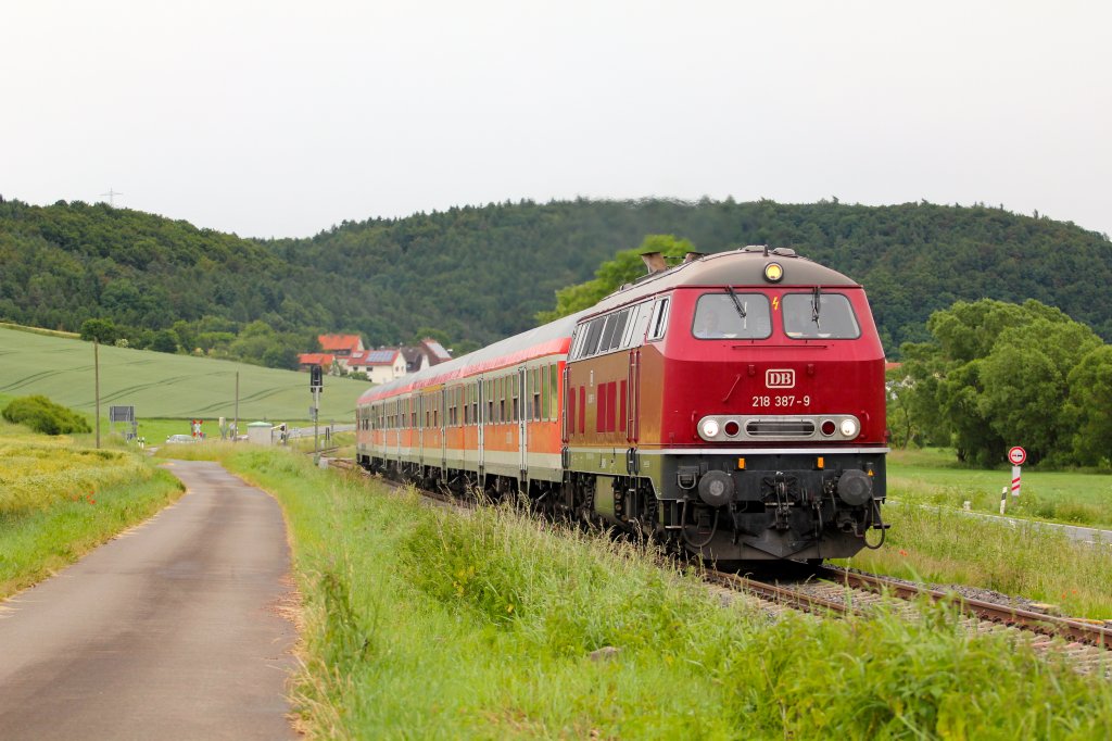 Zum Hessentag in Kassel als Sonderzug eingesetzt 218 387 auf dem Weg von Kassel nach Korbach am Sontag Morgen den 23/06/13 in Twiste.