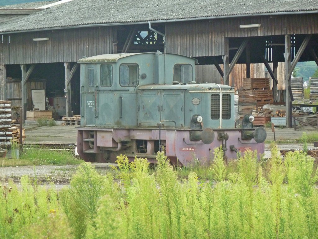 Zum Holzwerk in Richtberg, bei Neuenburg (Baden), gehrt diese Deutz Werklok dazu. Seit Ende 2012 hat sie sozusagen eine nicht baugleiche Schwester bekommen. Das Holzwerk in Richtberg produzieren Holzschwellen in einer ehemaligen Zeppelin Halle, die nun zu einem Holzwerk umgebaut wurde. Die Zeppelinhalle stand vor ihrer neuen Ttigkeit in Richtberg am Bodensee. Richtberg, den 25.08.2012. 