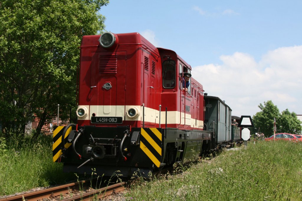 Zum IV. WCd Schmalspurbahnfestival war zwischen Schnheide und Sttzengrn die Oberwiesenthaler L45H-083 zu Gast.Hier bei der Aussfahrt aus dem Haltepunkt Sttzengrn.13.06.10.