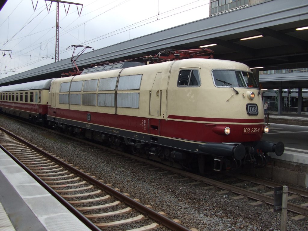 Zum Jubil�um  175 Jahre Deutsche Eisenbahn  verkehrt ein historischer InterCity, der von 103 235-8 gezogen wird. Hier wartet er im Hauptbahnhof von Essen auf die Weiterfahrt nach Hamburg-Altona. Aufgenommen am 15.10.2010.