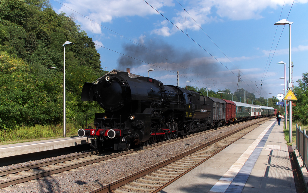 Zum Jubilum 20 Jahre Dampf mit CFL 5519 gab es eine 9 Tage Reise Luxemburg - Bregenz und zurck. Hier auf dem Rckweg nach Luxemburg.

Die Luxemburgischen Staatsbahnen (CFL) bernahmen im Dezember 1949 und Januar 1949 insgesamt 20 Loks der BR. 42 aus der Nachkriegslieferung der Wiener Lokomotivfabrik Floridsdorf

KBS 685 Beckingen/Saar 09.09.2012