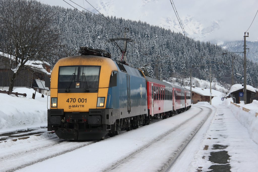 Zum Kilometerausgleich sind MAV 470er in sterreich vor Personenzgen anzutreffen.
Hier fhrt die MAV 470 001 mit ihrer S-Bahn aus Salzburg am 16.02.13 in die Haltestelle Pfaffenschwendt ein. Durch ein minimales Tele kommt die Steigung der Strecke deutlich zur Geltung.