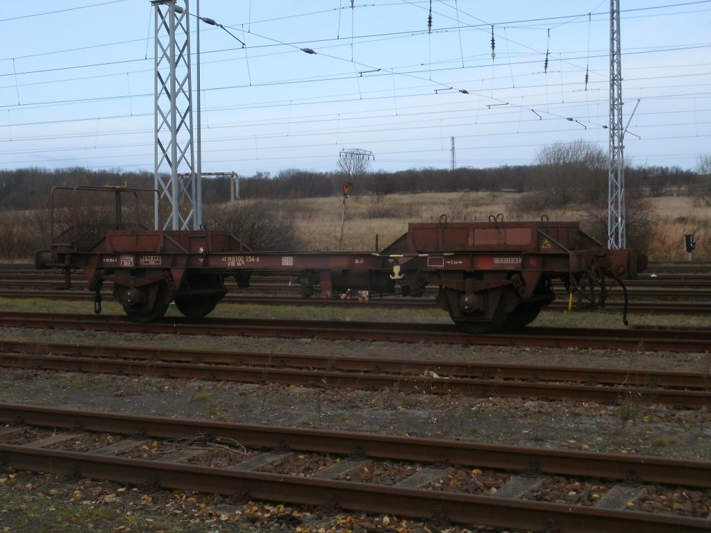 Zum kuppeln von Normalspurwagen mit Breitspurwagen hat die DB solche Us-Kuppelwagen im Bestand.Am 26.November 2011 stand so ein Kuppelwagen im Heimatbf Mukran.