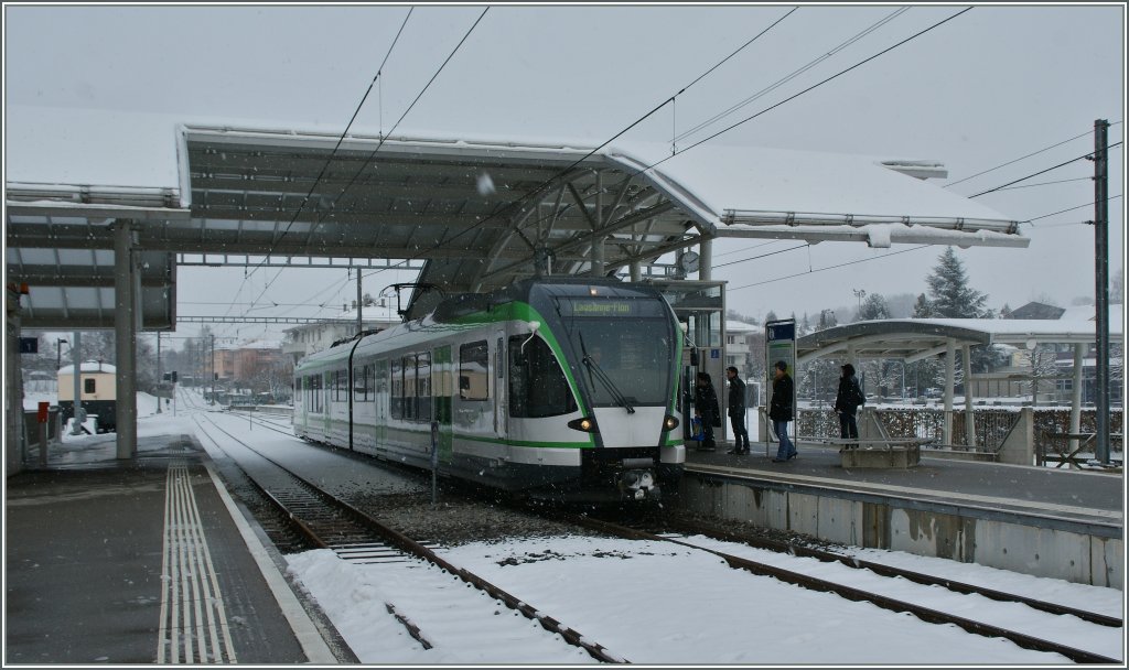 Zum modern gestalteten Bahnhof von Cheseaux passen die neuen LEB RBe 4/8 sehr gut.
