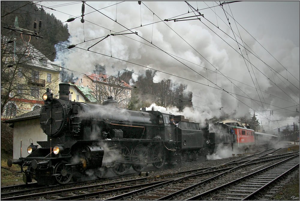 Zum Mrzer Adventmarkt fahren 109.13, 629.01 und die E-Lok 1110.524 mit dem Sdz 16657. 
Semmering 8.12.2009