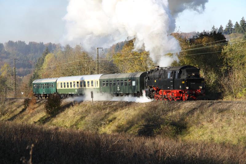 Zum offiziellen Jubilum 125 Jahre Rbelandbahn pendelte 95 027 mit einem Sonderzug im Stundentakt zwischen Rbeland und Michaelstein. Das traumhafte Herbstwetter im Harz verste den vielen angereisten Eisenbahnfreunden dieses Ereignis; 23.10.2010