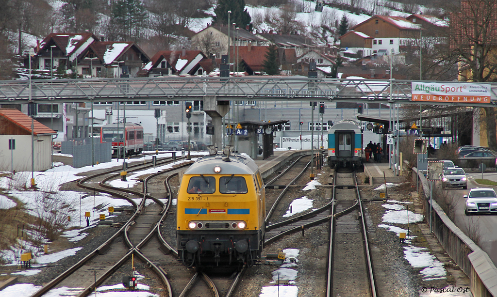 Zum Schluss noch etwas fr Bahnhofs- und Telebilder-Freunde: 218 391 setzt am Nachmittag des 31.12.2012 in Immenstadt um.