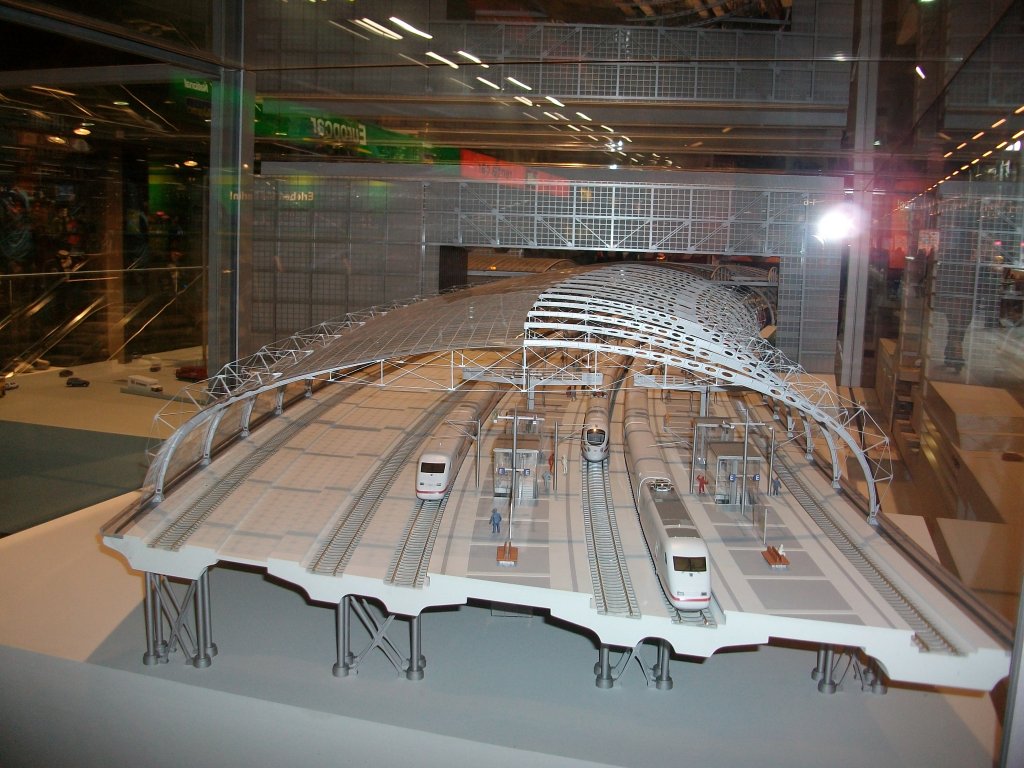 Zum Schlu noch die Westseite vom Berliner Hbf im Modell.