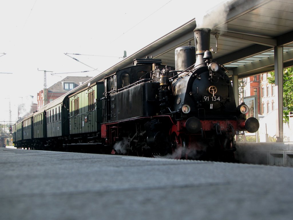 Zum Schwedenfest nach Wismar am 21.08.2010 steht BR 91134 mit ihrem Sonderzug im Schweriner HBF bereit zur Ausfahrt.