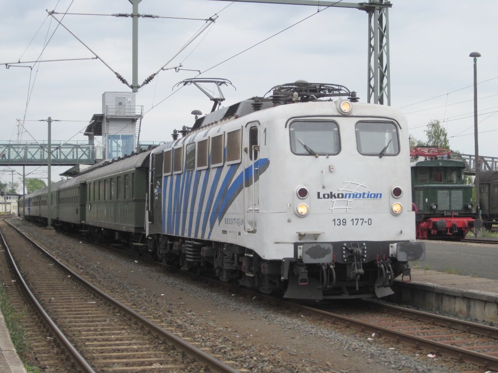Zum Tag der offenen T�r am 25.Juni 2011 bei der Piko in Sonneberg kamen aus Leipzig, N�rdlingen und Ilmenau Sonderz�ge. Hier steht 139 177 von Lokomotion mit 41 1150 am anderen Zugende mit dem Sonderzug aus N�rdlingen im Sonneberger Hbf. Daneben steht E44 044 mit dem SDZ aus Leipzig.