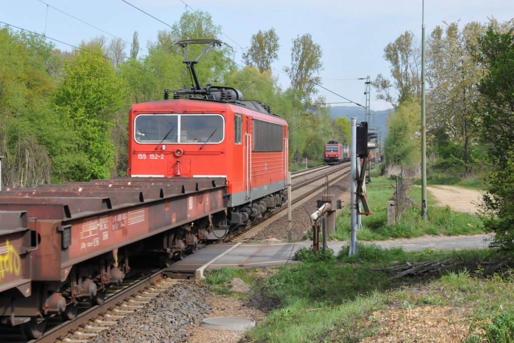 Zum Thema 'Zufahren', dem Schreckgespenst aller Bahnfotografen (2). Gleich dreimal in in weniger als 2 Stunden kreuzten sich direkt vor meiner Nase zwei Z�ge an dieser sch�nen Fotostelle in Unkel. Einige Minuten sp�ter f�hrt 155 152-2 die entgegenkommende 482 011-4 von SBB-Cargo zu. Aufgenommen am 16/04/2011.
