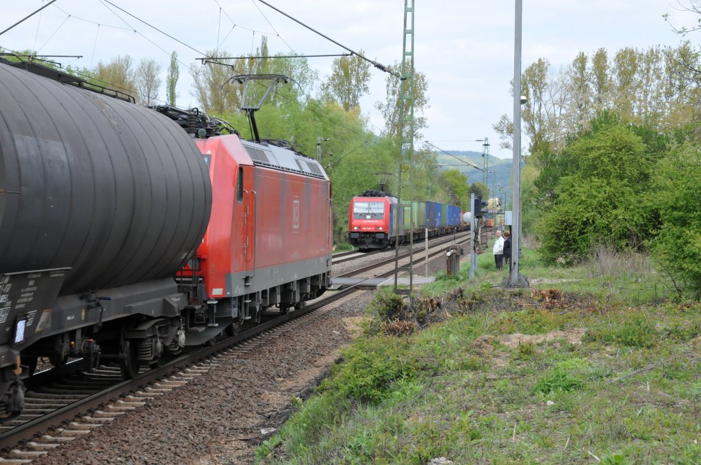 Zum Thema 'Zufahren', dem Schreckgespenst aller Bahnfotografen (3). Gleich dreimal in in weniger als 2 Stunden kreuzten sich direkt vor meiner Nase zwei Zge an dieser schnen Fotostelle in Unkel. Nach knapp 2 Stunden schnellte mein Adrenalinspiegel zum dritten Mal in die Hhe, als 185 038-7 diesmal die 482 044-5 wieder von SBB-Cargo hinter sich versteckte. Aufgenommen am 16/04/2011.