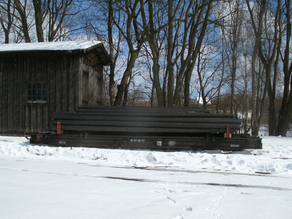 Zum Transport von Holzstmmen wurde der Rollwagen 97-06-77 verwendet.Aufgenommen am 23.Mrz 2013 in Putbus.