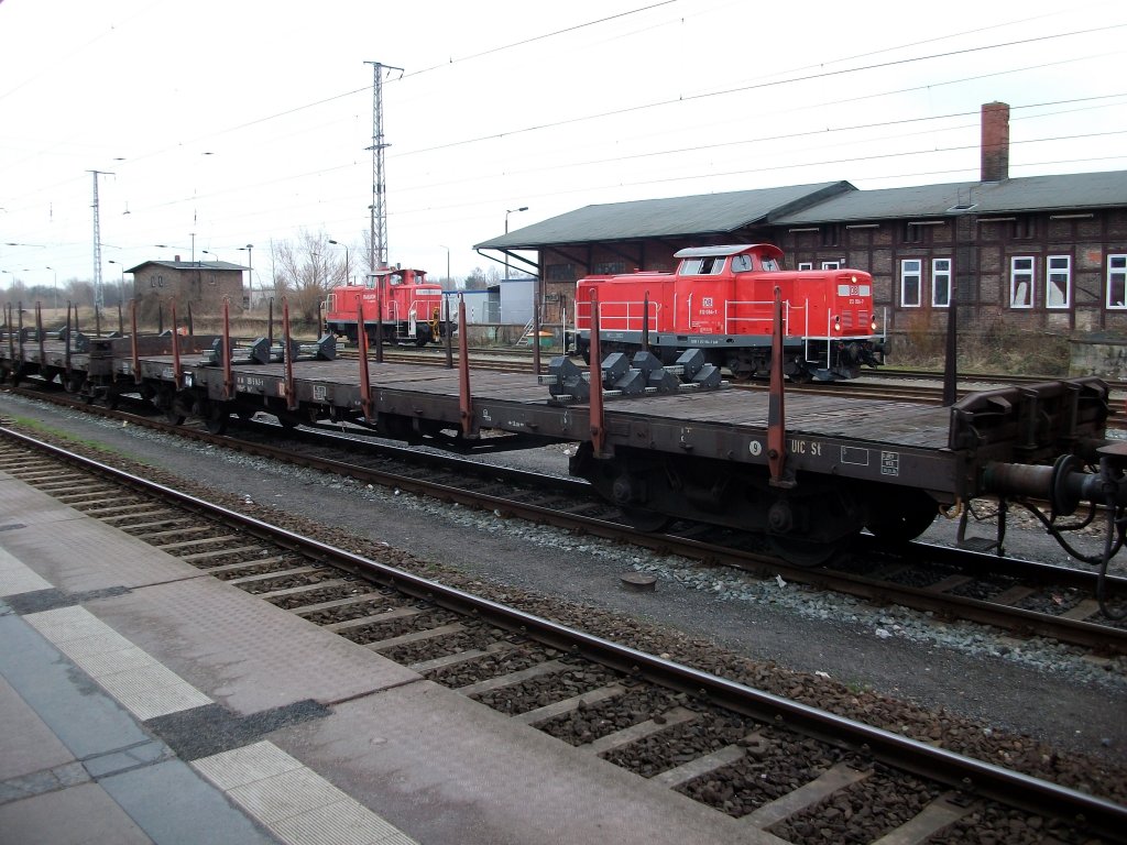 Zum Transport der Rohre nach Mukran,fr die Ostseegasleitung,setzt die Bahn diese Rs-Wagen ein.Jeder Wagen ist mit drei Rohren beladen.Am 18.Januar 2011 fotografierte ich einen Leerzug,von Mukran kommend,in Stralsund,der nach einem Halt weiter nach Mhlheim fuhr.