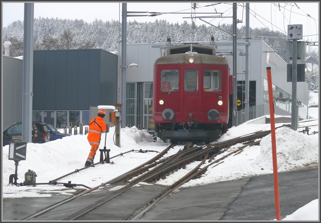 Zum Umlegen der Zahnstangenweiche fr die Depotzufahrt in Heiden wird noch Muskelkraft gefordert. (15.02.2010)