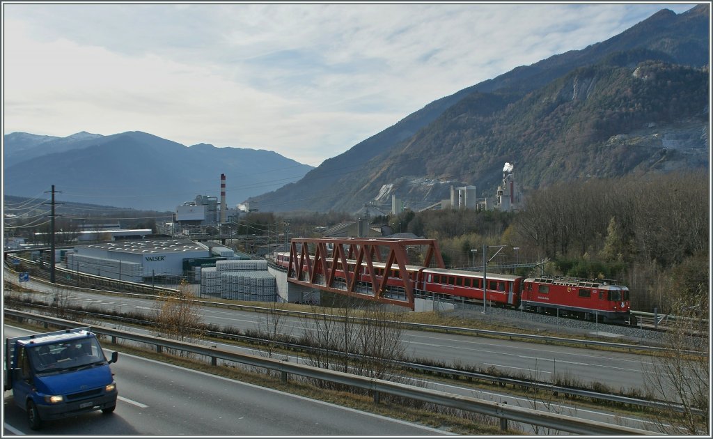 Zum Vergleich meine Version von der Ge 4/4 II 625 mit ihrem RE 1241 (Disentis > Scuol) aus einem einwenig andern Winkel als Silvans Bild. 
(1.Dezember 2011) 

