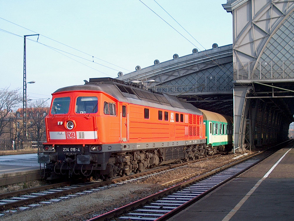 Zum vorletzten Mal war am Morgen des 10.12.2004 der IR 456 aus Wroclaw (Breslau) in Dresden-Neustadt anzutreffen - diesmal mit  Ludmilla  234 016. Ab Fahrplanwechsel Dezember 2004 wurden die Interregio-Verbindungen zwischen Schlesien und der Landeshauptstadt Sachsens und somit jegliche Zugverbindung zwischen Polen und Sachsen eingestellt.
