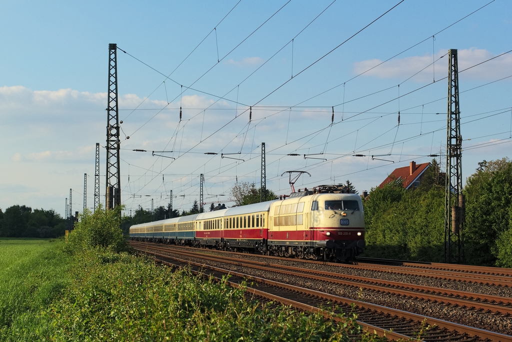 Zum wohl vorerst letzten Mal bernimmt am 13.5.2012 eine 103 den IC 2417 (hier in Duisburg). Die folgenden Wochen lsst AKE viele TEEs fahren und solange die 103 113 noch in Dessau bleibt, steht nur die 103 235 zur Verfgung