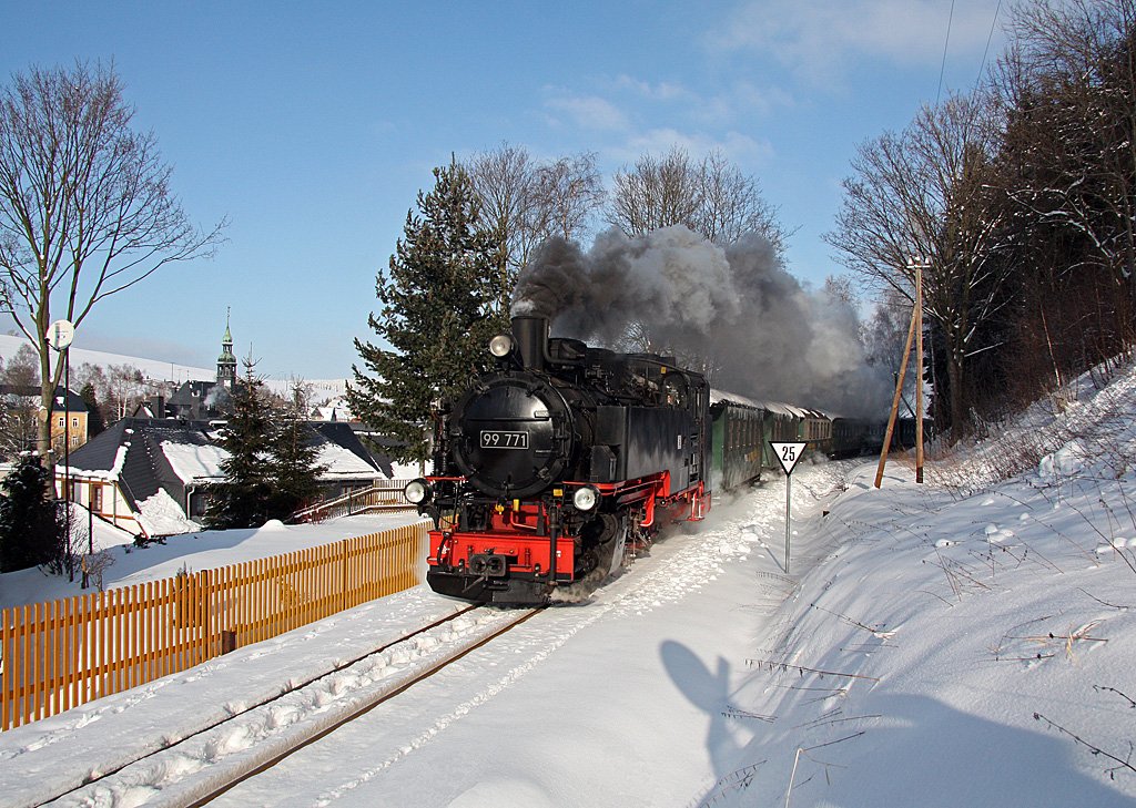 Zunchst durchfhrt die Bahn das schne Sehmatal und erreicht hier Neudorf.