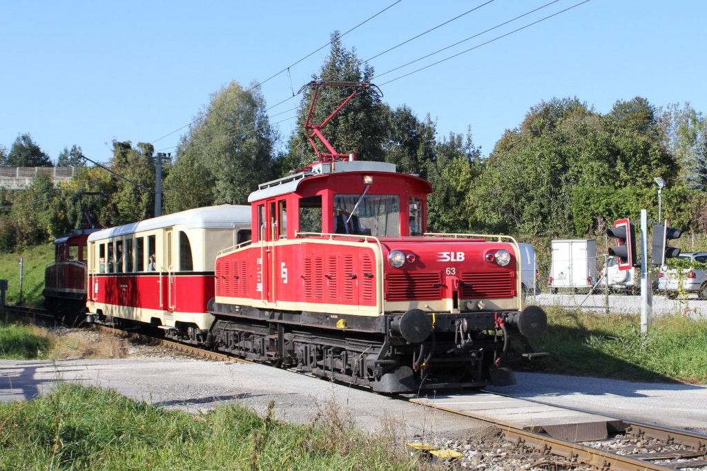 Zur 125 Jahr feier der Salzburger Lokalbahn, betrieb man Pendelfahrten zw Salzburg Hauptbahnhof Lokalbahn, Salzburg Itzling und Bergheim, hier einer der fahrten mit dem E 63 und E 62 bespannt in der nhe der Haltestelle Maria Plain-Plainbrcke; am 01.10.2011