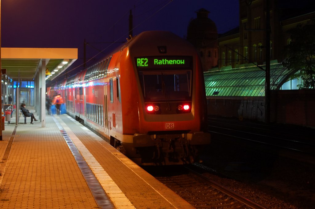 Zur abfahrt bereit steht der RE2 (RE 38135) nach Berlin Ostbahnhof in Rathenow. Geschoben wurde dieser Zug von der 112 120-1. 16.10.2010