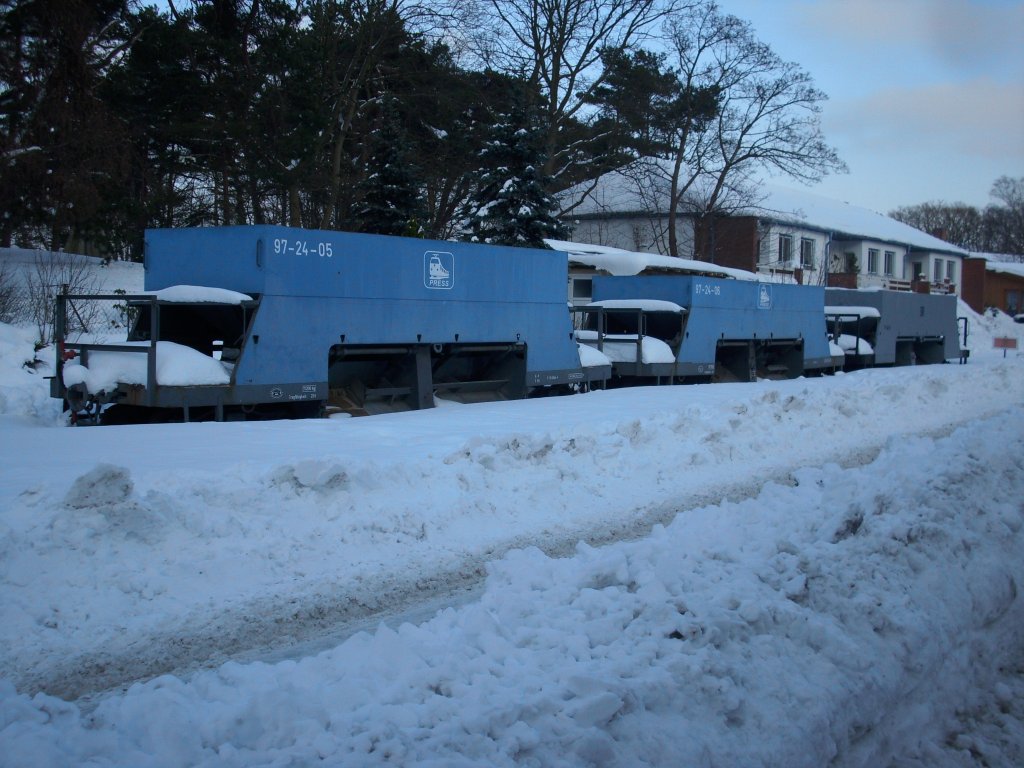 Zur Abkhlung ein Bild vom letzten Winter.Abgestellte Schotterwagen in Ghren.