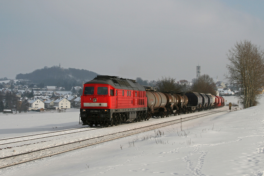 Zur Abkhlung zeige ich heute mal 5 kalte Winterbilder. 232 359 mit einem gemischten Gterzug am 16.02.2010 bei Sulzbach-Rosenberg.