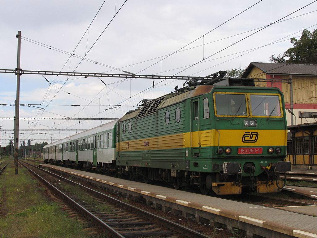 Zur Abwechselung heute drei E-loks aus Tschechien. Die 163 063-1 mit Os 6274 Hradec Krlov Hlavn Ndra-Jaroměř auf Bahnhof Jaroměř am 12-8-2011.