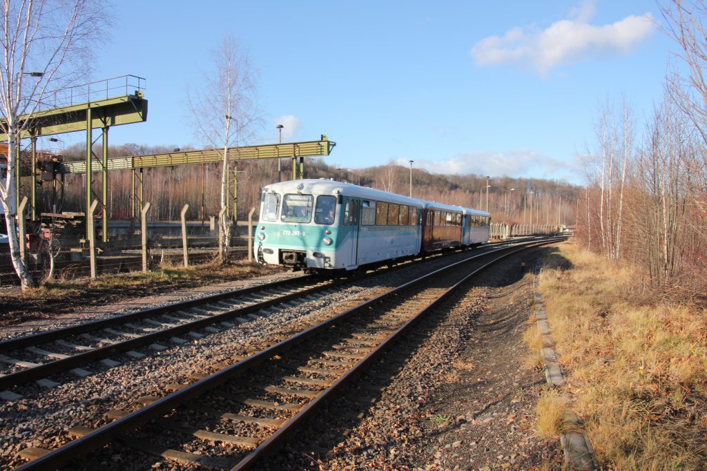 Zur alljhrlichen Bergparade in Schwarzenberg(Erz.)waren auch dieses Jahr wieder Sonderzge unterwegs.Hier 772 367 mit Anhngseln durch den Hp.Cainsdorf.10.12.2011.