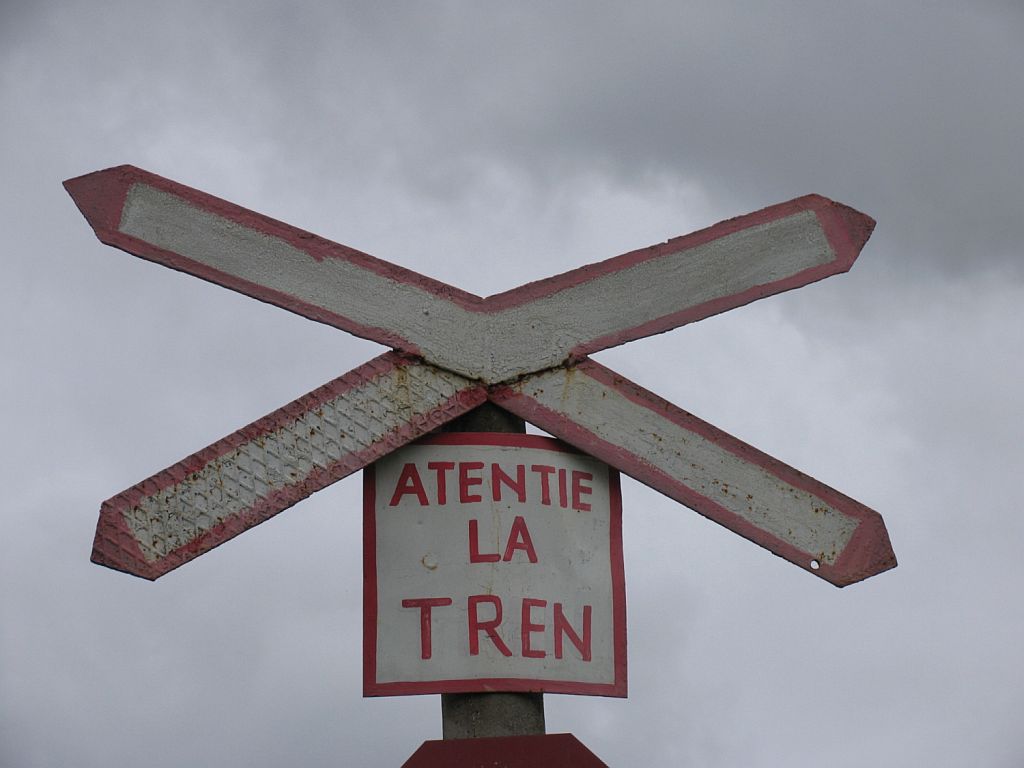 Zur Beachtung: Eisenbahnfreunde in die Nhe! Hier ist das Kreuz bei dem Bahnbergang bei Bahnhof Lutiţa zu sehen am 31-8-2010.