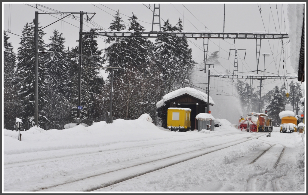 Zur Befreiung eines steckengebliebnen Regionalzuges zwischen Disentis und Sumvitg verkehrte gestern die Schleuder 9217 mit Gm 4/4 242 ins Oberland. Hier ist das Gespann bei der Einfahrt in Ilanz zu sehen. (21.01.2012)
