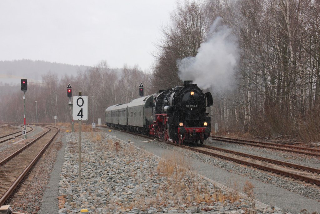 Zur Bergparade nach Annaberg-Buchholz am 18.12.2011 waren wieder einige Sonderzge unterwegs.Hier die Leipziger 52 8154 bei der Einfahrt in den Bahnhof Schwarzenberg(Erz.)