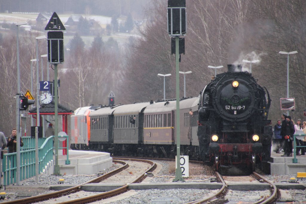 Zur Bergparade nach Annaberg-Buchholz am 18.12.2011 waren wieder einige Sonderzge unterwegs.Hier die Berliner 52 8079 bei der Einfahrt in den Bahnhof Schwarzenberg(Erz.)Untersttzung am Zugende gabs von HVLE 246 001.