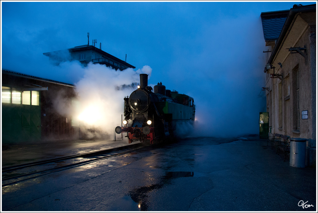 Zur blauen Stunde, prsentiert sich die WTK 4 im Eisenbahnmuseum der GEG in Ampflwang.
27.10.2012