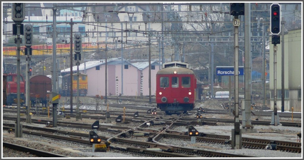 Zur Einfahrt auf Gleis 1 berquert der ABDeh 2/4 23 der RHB die gesamte Gleisanlage in Rorschach. Im Hintergrund sind die Fahrzeughallen der RHB zu sehen. (10.03.2010)