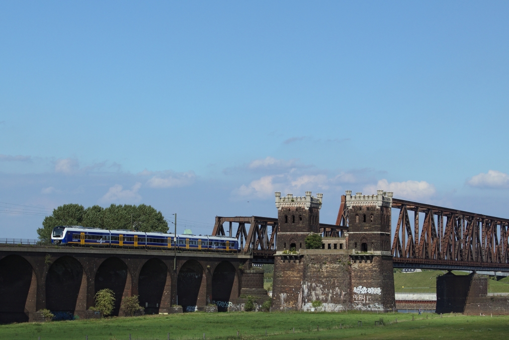 Zur Entschrfung des LINT-Mangel bei der NordWestBahn holte man sich die Coradia Continental von der Regio S-Bahn Bremen ins Ruhrgebiet. Mitte August 2011 rollt zur Hauptverkehrszeit ein Zug als RB 31 ber die Hochfelder Brcke nach Moers