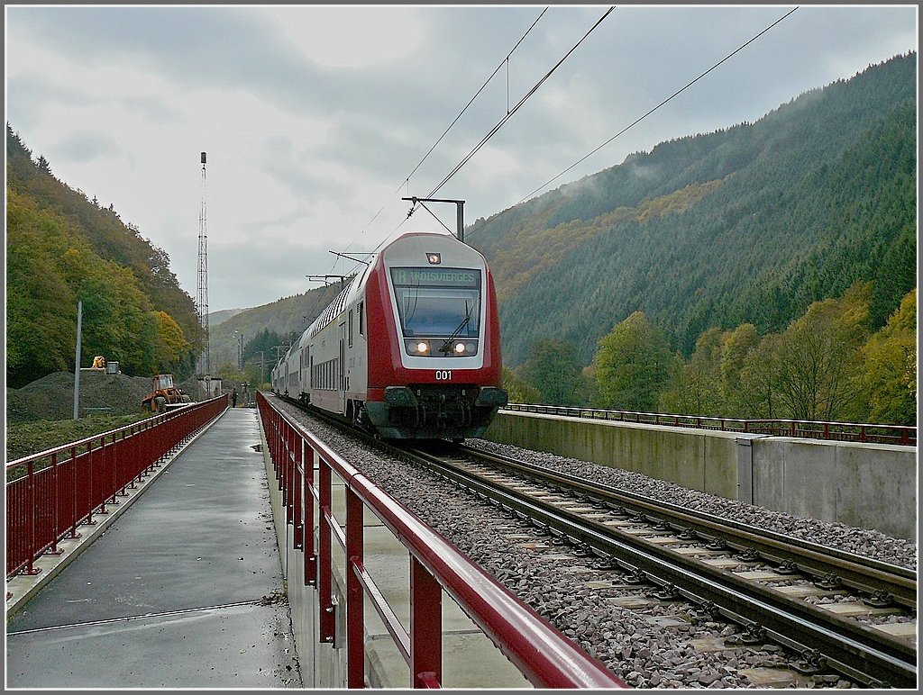 Zur Erluterung der Begebenheiten an der Sauerbrcke in der Nhe von Michelau, sieht man auf diesem Bild den ffentlichen, ausgeschilderten Wanderweg, der an beiden Seiten der Brcke vorbeifhrt und es wird ersichtlich, dass ich in keinem Moment einer Gefahr ausgesetzt war. 25.10.09 (Hans)