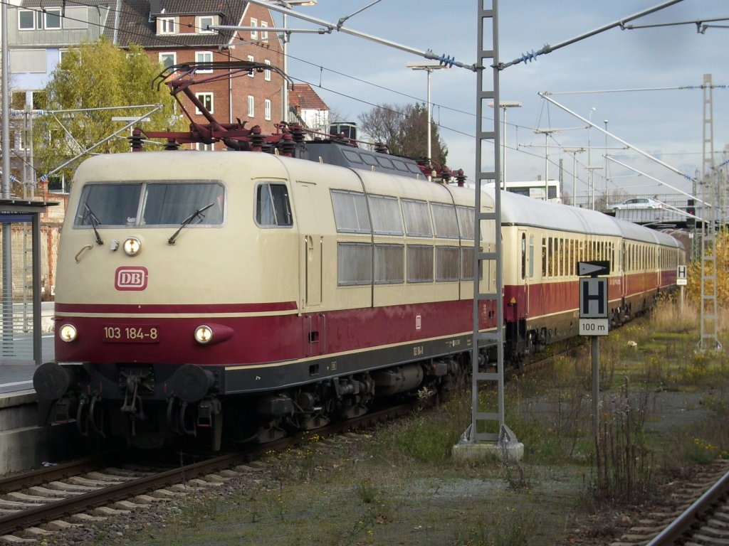 Zur Freude der zahlreichen Bahnfans mu�te 103 184 mit dem TEE-Rheingold am 28.November 2009 in L�beck aufwendig rangieren um auf ein Abstellgleis zu kommen.