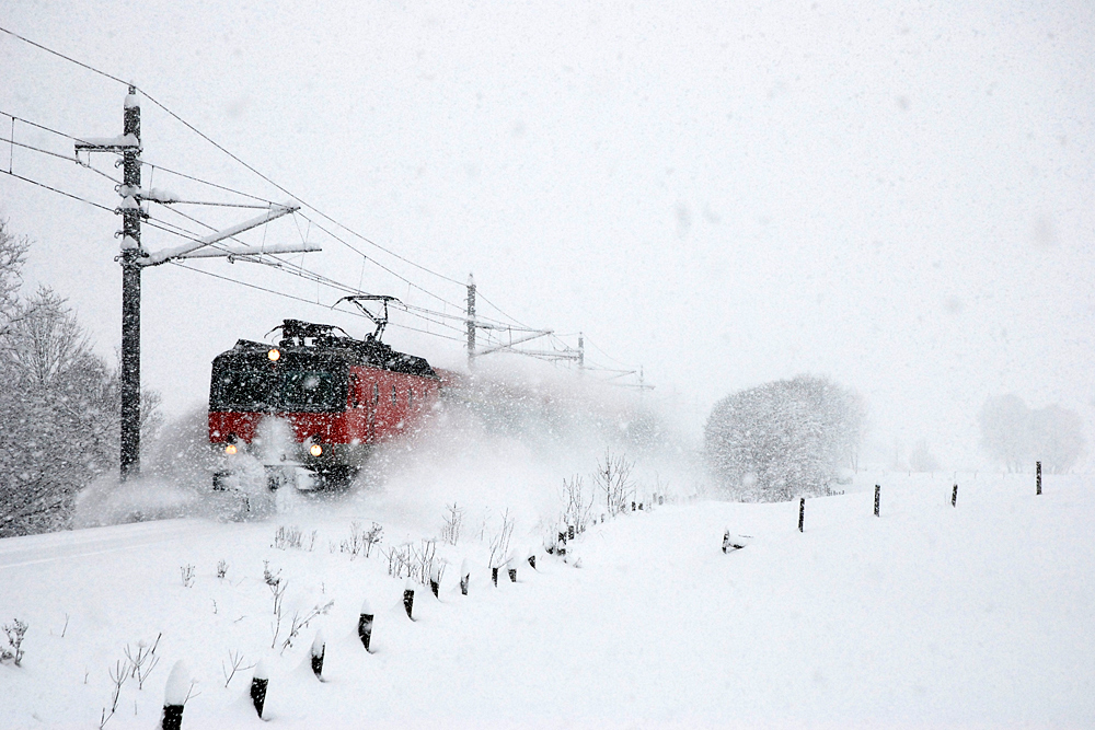 Zur Jahreszeit passend: 1044 023 mit REX 3416 am 03.02.2010 bei Obersdorf in der Stmk. Manchmal kommt man eben nicht ganz trocken heim...
