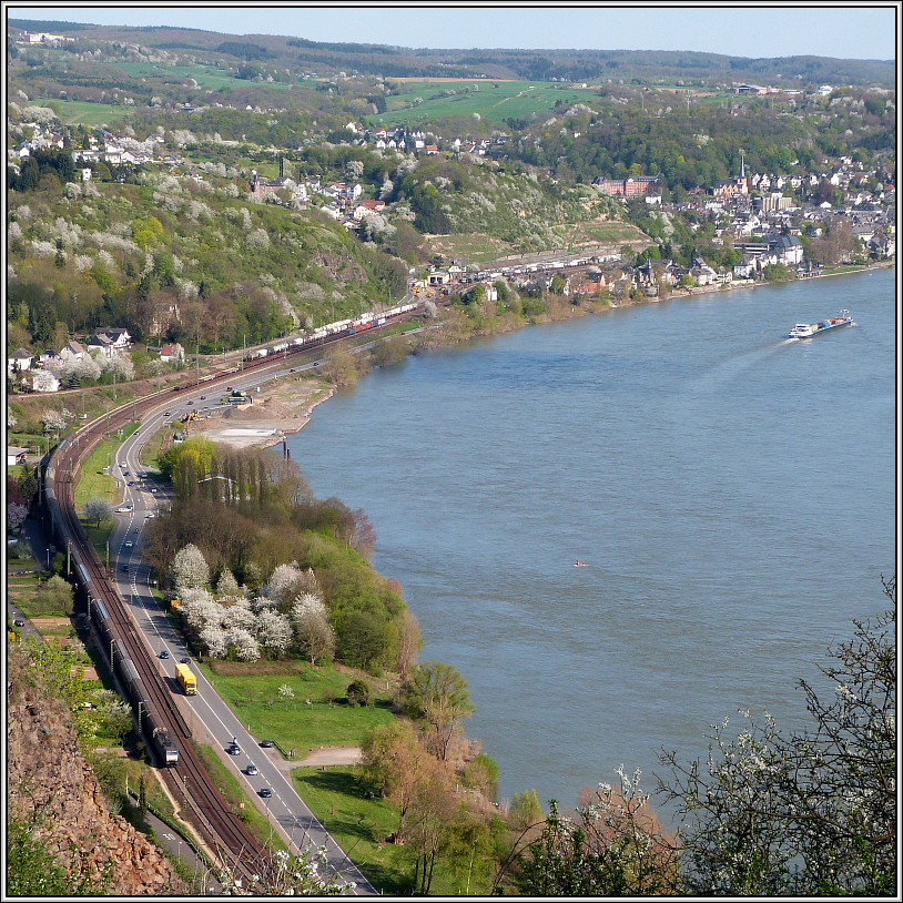Zur Kirschbltenzeit Ende April 2013 auf dem Erpeler Lay. Der Ausblick auf Linz und die rechte Rheinstrecke.Dort oben verweilt man immer gerne mal.