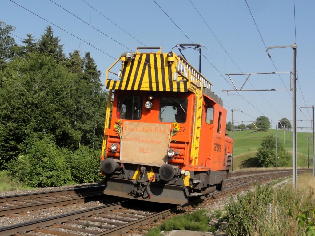 Zur Pension eines Fahrleitungsmonteurs nach 46 Jahren bei der BLS, schickte man ihn mit seinem Lieblingsgefhrt, Tem 225 057 von Holligen nach Ausserberg zu einer Abschiedsfahrt. Das Foto entstand bei Kumm am 27.07.2012